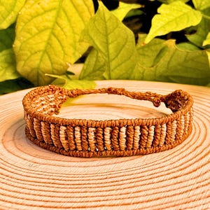 Braun gestreiftes Makramee Armband: Unisex Boho Surfer Armband