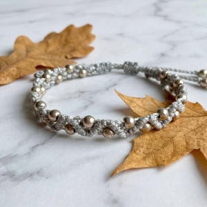 Bracciale in macramè argento con perline metalliche – Gioielli boho fatti a mano con motivo a zigzag in filo luminoso, braccialetto intrecciato regolabile, regalo