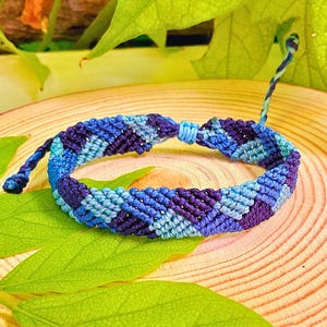 Handgemachtes Blaues Makramee Armband: Geflochtener Boho Surfer Schmuck