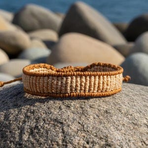 Pulseira unissex de macramê bege e marrom, joia boho feita à mão com fios, pulseira minimalista para surfista do dia a dia, pulseira boho trançada em tons terrosos.