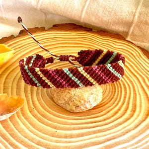 Braun gestreiftes Makramee Armband: Geometrischer Boho Surfer Schmuck