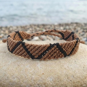 Bracciale largo in macramè, polsino dell'amicizia a zigzag, gioielli da surfista impermeabili, bracciale intrecciato con colori personalizzati, regalo boho unisex