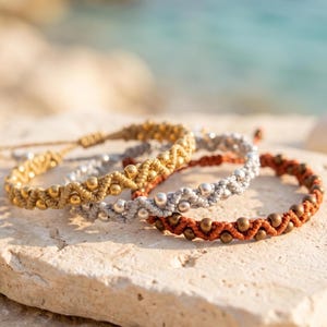 Handgefertigte Makramee-Armbänder mit Metallperlen, verstellbarer Boho-Schmuck mit hellem Faden, gewebtes Freundschaftsarmband, Geschenkidee