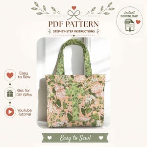Puede incluir: Un bolso tote con un estampado floral de flores de hortensia rosas y blancas y hojas verdes sobre un fondo color melocotón claro. El bolso tiene dos asas de tela a juego y una franja vertical con estampado de hojas verdes en el centro.