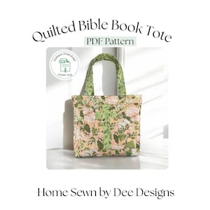 Può includere: Una borsa tote trapuntata con motivi floreali in pesca, verde e bianco. La borsa ha manici verdi e il testo "Quilted Bible Book Tote" e "PDF Pattern". Progettata da "Home Sewn by Dee Designs".