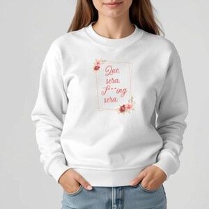 Floral Statement Pullover „Que sera, f***ing sera“ – Lässiger Sweater mit Attitude