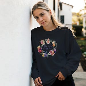 Floral Statement Pullover „Que sera, f*ing sera“ – Lässiger Sweater mit Attitude