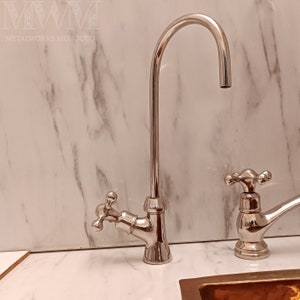 Silberner Schwanenhals-Trinkwasserhahn - Chrom-Finish und Einhandgriff