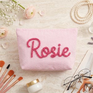 Aangepaste Seersucker make-uptas vakantie reistasje, gepersonaliseerde chenille-naam toilettas, zomer strandtas organisator cadeau