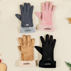 Peut inclure: Quatre paires de gants avec des poignets en fausse fourrure. Les gants sont en gris, rose, marron et noir. Chaque paire a le mot "custom" brodé sur le poignet.