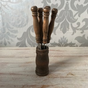 Juego de cuchillas vintage con mango de madera en un tubo de madera