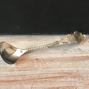 Dutch silver jam spoon, jam spoon Schoonhoven with twisted torso.