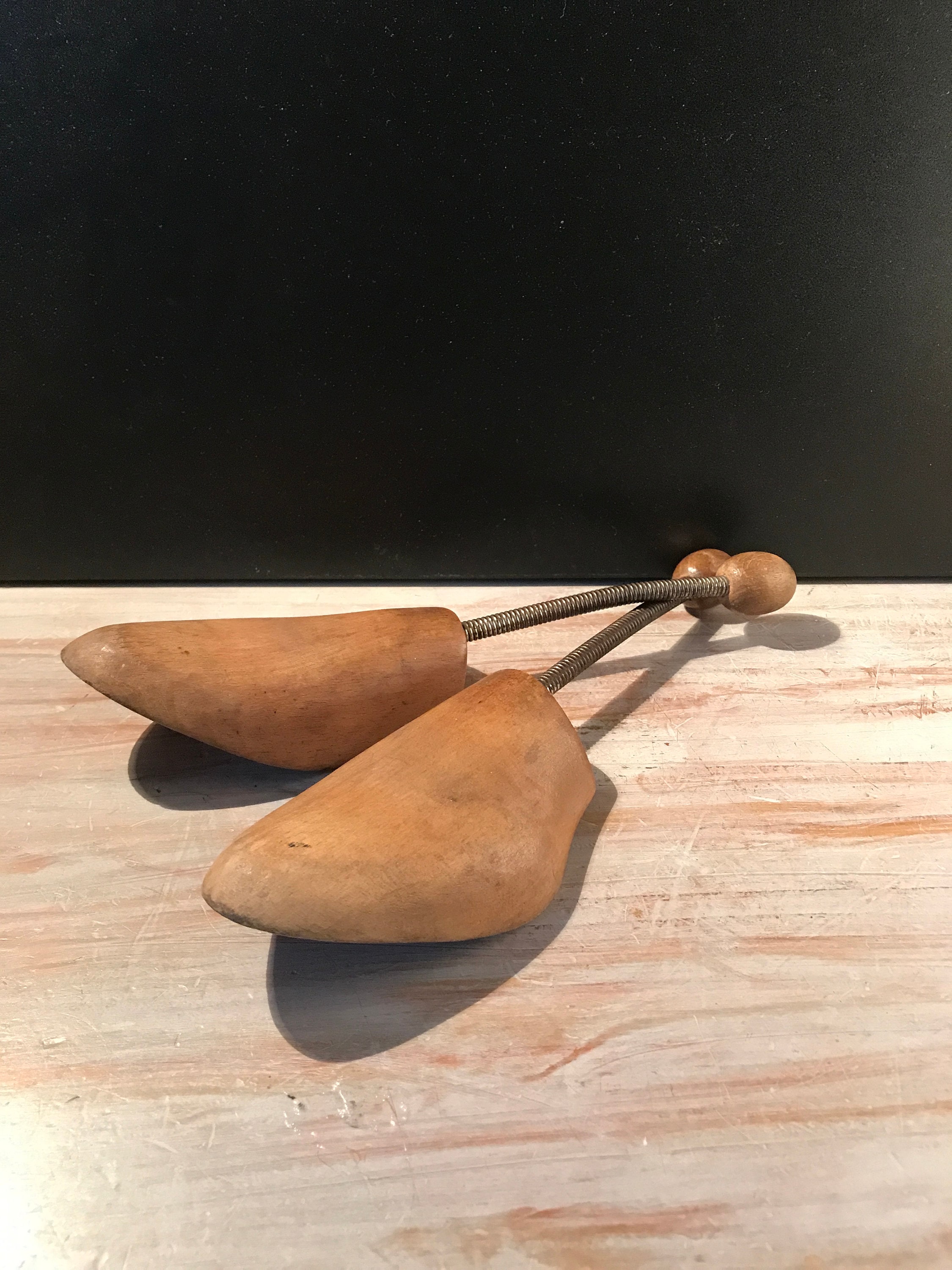 Paire D'embauchoirs Anciens En Forme De Chaussure En Bois - HDN