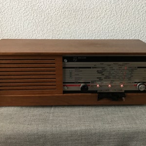 Vintage Philips tube radio type 22RB371, with wooden frame.