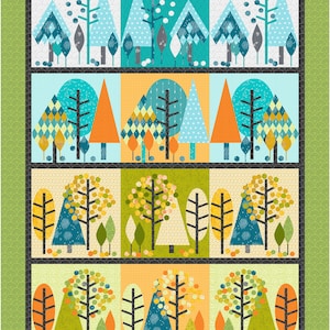 Op de afbeelding: Een kleurrijk quiltpatroon met een herhalend ontwerp van gestileerde bomen in verschillende kleuren en patronen. De bomen zijn gerangschikt in rijen en kolommen, waardoor een geometrisch en abstract ontwerp ontstaat.