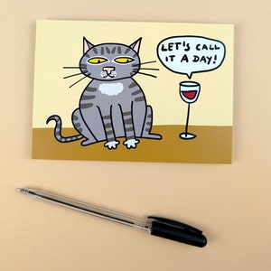 Gatto con vino rosso / chiamiamola un giorno / cartolina / biglietto di auguri per gli amanti dei gatti / Din A 6 / formato orizzontale / carta da 300 g / stampa opaca