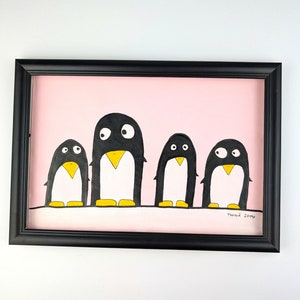 handgemaltes Bild / Pinguinfamilie / süße Pinguine / Malerei mit Acrylfarbe und Marker auf rosa Papier / Unikat / kindergerechte Kunst