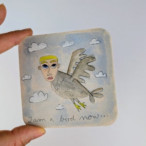 Agora sou um pássaro / pintura original feita à mão com têmpera e lápis sobre um tapete de cerveja / pássaro com cabeça humana / pintado à mão