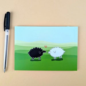 Mouton noir et blanc / carte postale / carte de vœux de mariage / Din A 6 / format portrait / papier 300 g / impression mate / carte sans texte