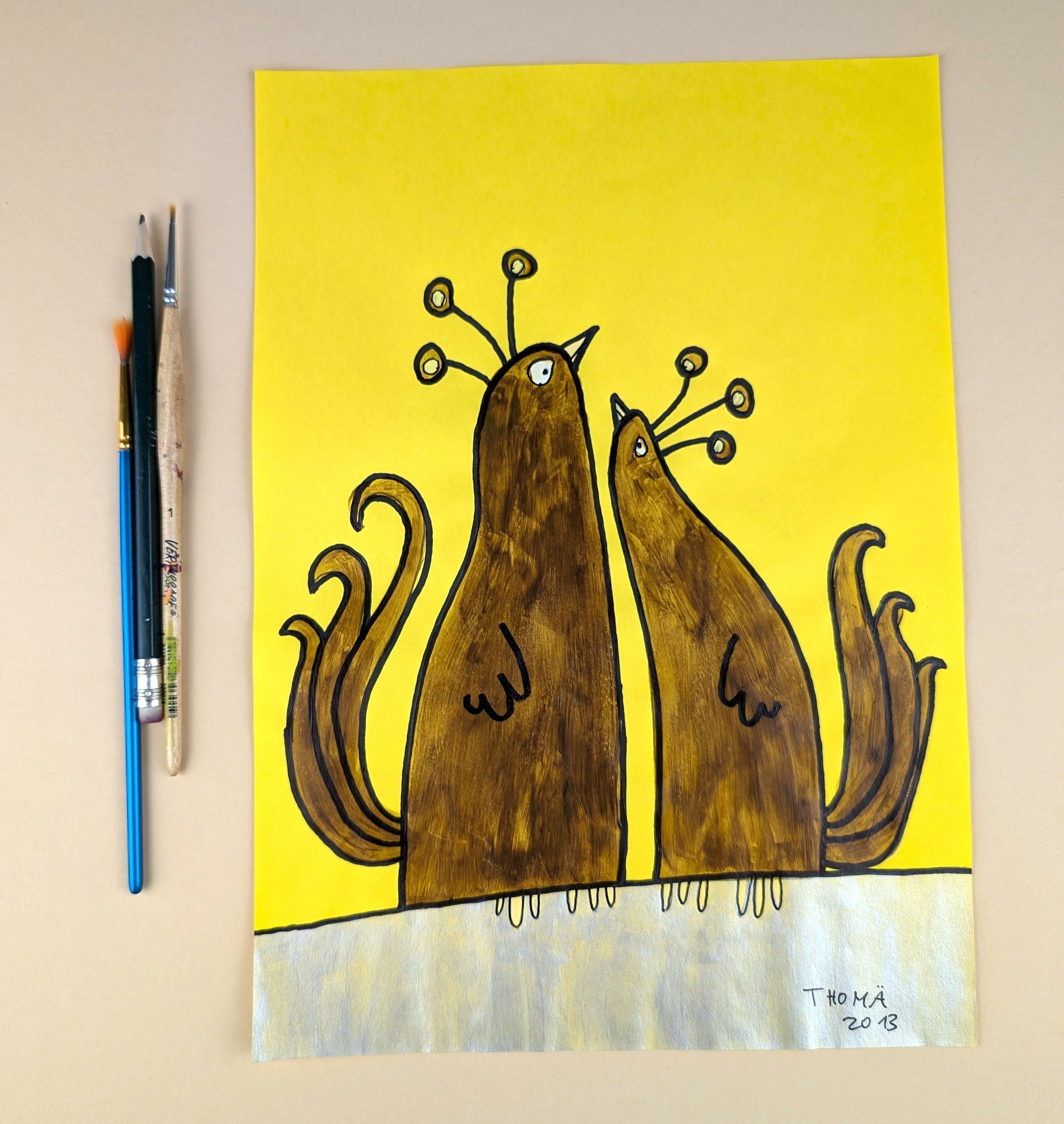 手描きの絵 / 面白いクジャク / 黄色の紙にアクリル絵の具とマーカーを