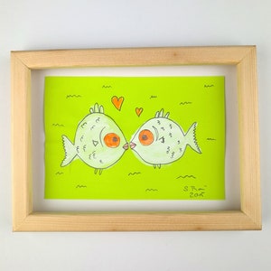 Puede incluir: Una ilustración enmarcada de dos peces verdes con ojos naranjas besándose sobre un fondo verde. Los peces están rodeados de líneas onduladas y corazones. La ilustración está firmada "S.Tho" y fechada "2015".
