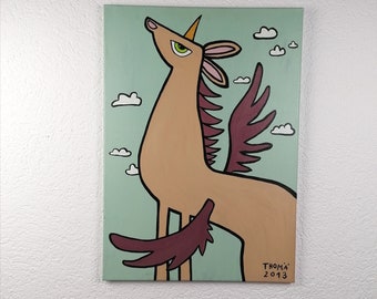 Könnte beinhalten: Ein fantasievolles Gemälde eines geflügelten braunen Einhorns mit einem grünen Auge, einem rosa Ohr und einem gelben Horn. Das Einhorn befindet sich vor einem hellblauen Hintergrund mit weißen Wolken und der Unterschrift des Künstlers "THOMA' 2013" in der rechten unteren Ecke.