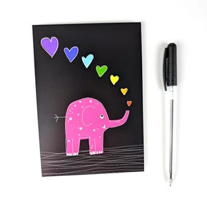 Éléphant rose / carte postale / carte de vœux LGTBQ / éléphant aux coeurs arc-en-ciel / DinA6 / format portrait / papier 300g / impression mate / carte sans texte