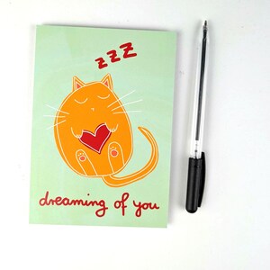 Gatto con cuore / cartolina con gatto / Din A 6 / formato verticale / carta da 300 g / stampa opaca / biglietto di auguri con simpatico gatto / ti sogno
