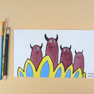 Peut inclure: Une illustration dessinée à la main de quatre monstres de dessin animé bruns avec des cornes et des yeux. Les monstres se tiennent sur un lit de fleurs jaunes et bleues. Le dessin est signé "Thomä 2014".
