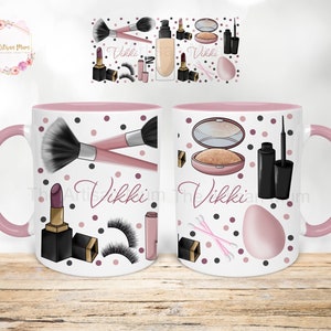 Pu&ograve; includere: Tazza in ceramica bianca con bordo e manico rosa. La tazza presenta un motivo a pois rosa e neri con una variet&agrave; di articoli da trucco, tra cui pennelli, rossetto, eyeliner, ombretto e una spugna per il trucco. Il nome "Vikki" &egrave; scritto sulla tazza.