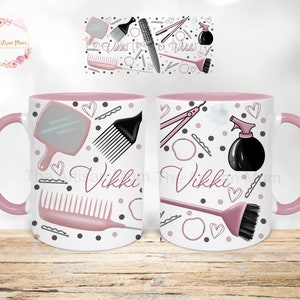 Pu&ograve; includere: Due tazze in ceramica bianca con bordi e manici rosa. Entrambe le tazze presentano uno sfondo bianco con un motivo rosa, nero e grigio di strumenti per parrucchieri, tra cui pettini, forbici, flaconi di lacca per capelli e mollette per capelli. Il testo "Vikki" &egrave; stampato su entrambe le tazze.
