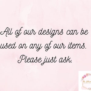 Puede incluir: Texto sobre un fondo rosa que dice "Todos nuestros dise&ntilde;os se pueden usar en cualquiera de nuestros art&iacute;culos. Por favor, solo pregunta." El texto est&aacute; en una fuente cursiva negra. El logotipo de The Artisan Mum est&aacute; en la esquina inferior derecha de la imagen. El logotipo es un c&iacute;rculo blanco con un dise&ntilde;o floral rosa y el texto "The Artisan Mum" en negro.