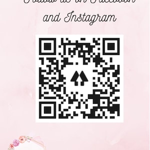 Puede incluir: C&oacute;digo QR en blanco y negro con el texto "Follow us on Facebook and Instagram" encima. El c&oacute;digo QR tiene una peque&ntilde;a flecha apuntando hacia arriba en el centro. Debajo del c&oacute;digo QR hay un logotipo que dice "The Artisan Mum Personalised Crafting".