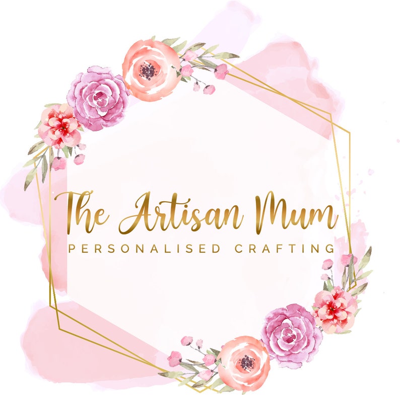 Puede incluir: Un marco geom&eacute;trico rosa y dorado con detalles florales. El texto "The Artisan Mum" y "Personalised Crafting" se muestra en letras doradas.