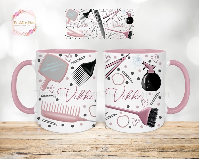 Pu&ograve; includere: Due tazze in ceramica bianca con bordi e manici rosa. Entrambe le tazze presentano uno sfondo bianco con un motivo rosa, nero e grigio di strumenti per parrucchieri, tra cui pettini, forbici, flaconi di lacca per capelli e mollette per capelli. Il testo "Vikki" &egrave; stampato su entrambe le tazze.