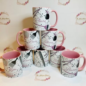 Peut inclure: Ensemble de 7 tasses en c&eacute;ramique rose et blanche sur le th&egrave;me de la coiffure. Chaque tasse porte un nom diff&eacute;rent&nbsp;: Claire, Louise, Alana, Leanne, Kim, Eva et Lauren. Les tasses sont d&eacute;cor&eacute;es d'illustrations en noir et blanc d'outils de coiffure, notamment des peignes, des ciseaux et des vaporisateurs.