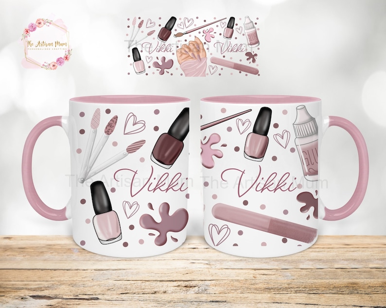 Pu&ograve; includere: Due tazze in ceramica rosa e bianca con un manico rosa. Le tazze presentano un design di bottiglie di smalto per unghie, lime per unghie e cuori. Il testo "Vikki" &egrave; stampato su entrambe le tazze.
