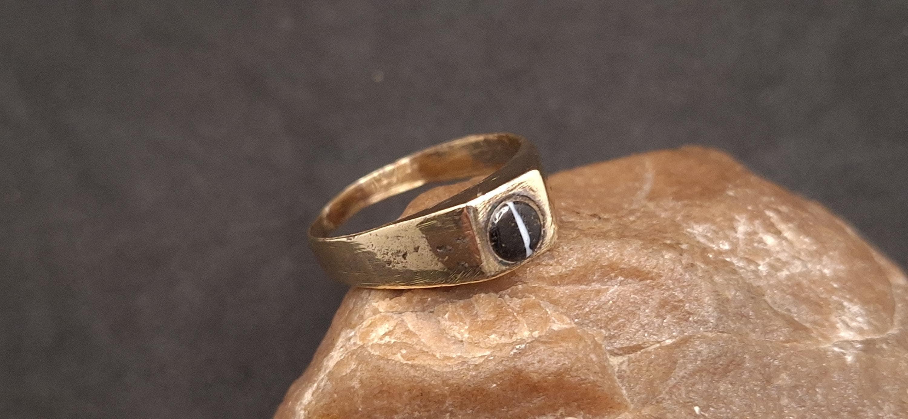 Original Ring from the trenches, Soldier Bronze ring with Black glass insert with a white stripe, Military artifact, Original WW1 artifact