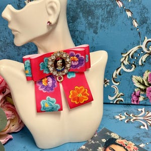 FRIDA BOW BROOCH