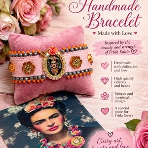 Könnte beinhalten: Ein rosa Stoffarmband mit einem zentralen ovalen Anhänger, der ein Porträt von Frida Kahlo zeigt und von kleinen Kristallen umgeben ist. Das Armband ist mit orangefarbenen und grauen Perlen sowie goldenen Blumenakzenten verziert und liegt auf einem rosa Samtkissen.