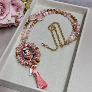 Frida Kahlo inspiriert lange Halskette, Porträt Anhänger mit Quaste, Boho mexikanischen Kunst Schmuck