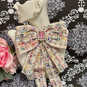 Broche de lazo de tweed con diamantes de imitación