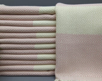 Puede incluir: Una pila de toallas de rayas rosas y blancas. Las toallas están hechas de un material suave y absorbente, perfectas para secarse después de un baño o una ducha.