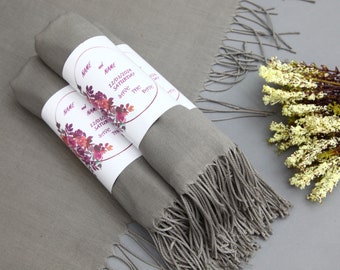 Könnte beinhalten: Zwei graue Pashmina-Schals mit Fransen, umwickelt mit einem weißen Etikett mit der Aufschrift "Name und Name 12/03/2024 Samstag Save the Date".