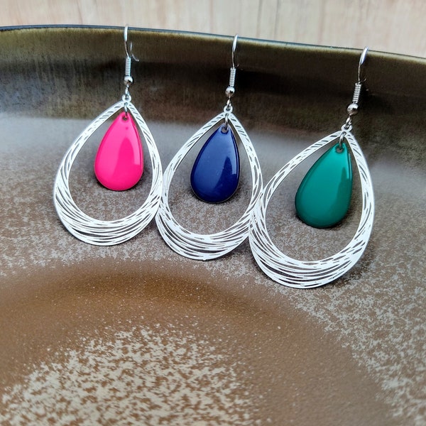 Boucles d'oreilles pendantes argentées forme goutte d'eau style bohème chic coloris bleu marine, vert, fuchsia, cadeau femme