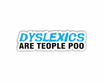 Pode incluir: Um autocolante branco com o texto "DYSLEXICS ARE TEOPLE POO" em azul e preto. A palavra "DYSLEXICS" está numa fonte azul estilizada, enquanto o resto do texto está numa fonte preta simples.