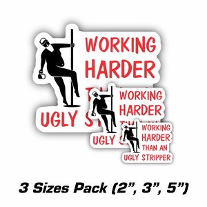Pu&ograve; includere: Tre adesivi in bianco e nero con la silhouette di una persona su un palo con il testo "Working Harder Than An Ugly Stripper". Gli adesivi sono disponibili in tre dimensioni: 5 cm, 7,5 cm e 12,5 cm.
