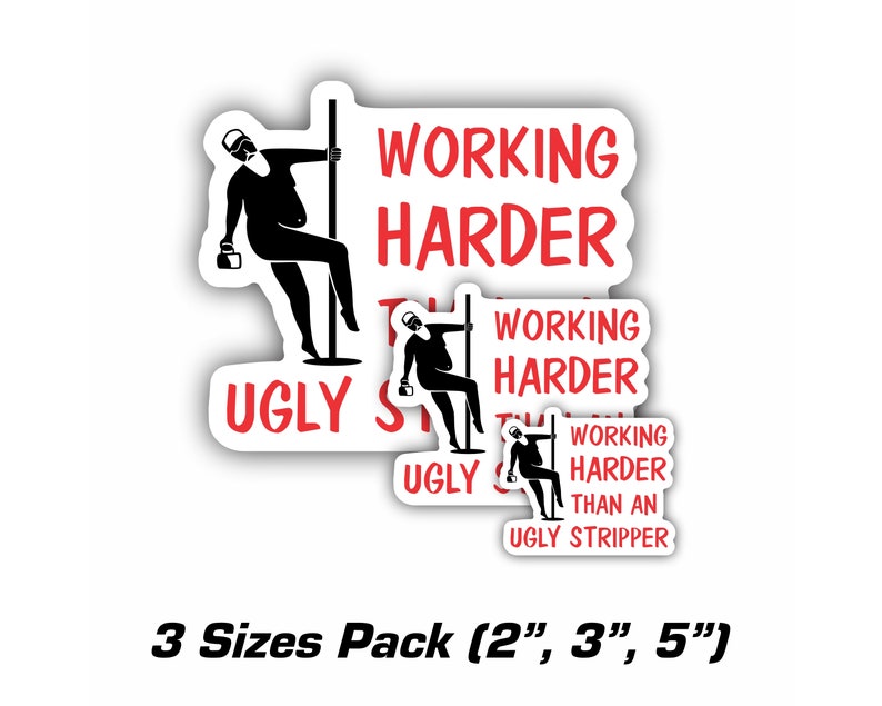 Pu&ograve; includere: Tre adesivi in bianco e nero con la silhouette di una persona su un palo con il testo "Working Harder Than An Ugly Stripper". Gli adesivi sono disponibili in tre dimensioni: 5 cm, 7,5 cm e 12,5 cm.