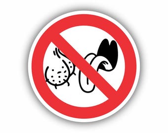Pode incluir: Adesivo redondo com um sinal de proibição vermelho sobre uma ilustração de desenho animado de testículos e um pénis. A ilustração é em preto e branco, com fundo branco.