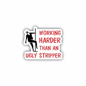 Pu&ograve; includere: Un adesivo bianco e nero con testo rosso che dice "Working Harder Than An Ugly Stripper". L'adesivo presenta una silhouette di una persona che tiene un palo.